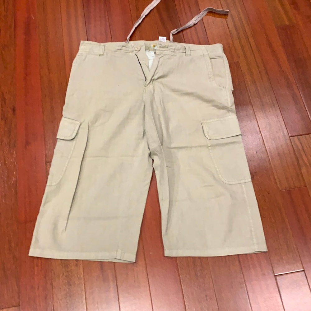 Men’s linen and cotton khaki capris size 33” like new